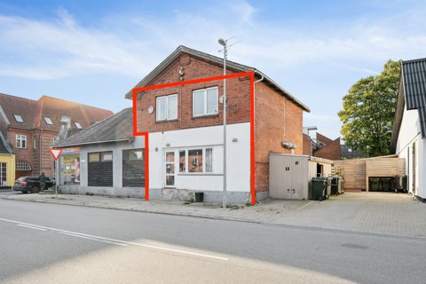 Sjælden kombination af bolig på 70 m² med mulighed for erhverv midt i Hornslet