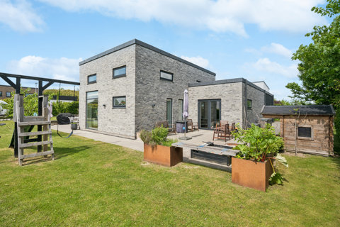 Spændende fuldmuret villa fra 2018 😍