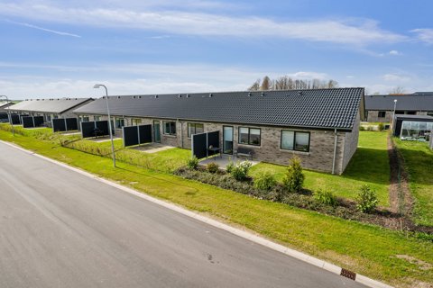 Nyere enderækkehus med egen have, carport og skur 😍